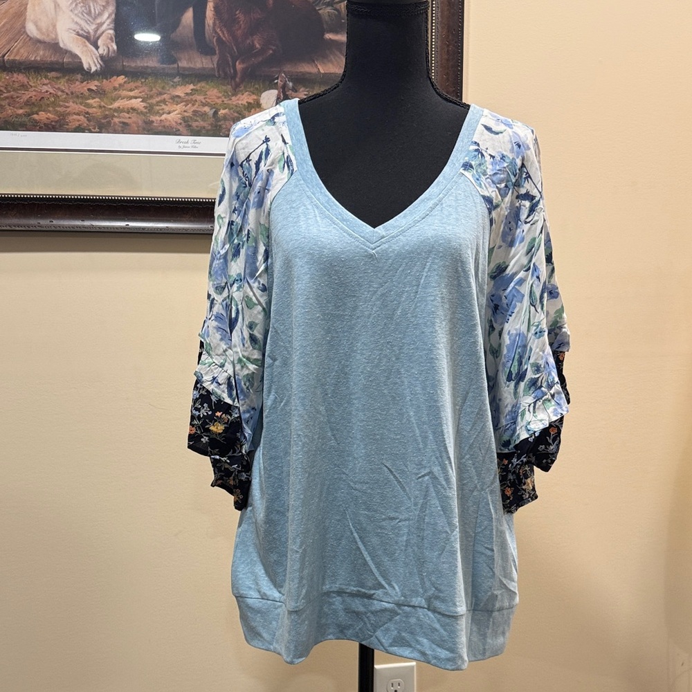 Gigio Light Blue V-Neck Top with Floral Mixed-Sleeves